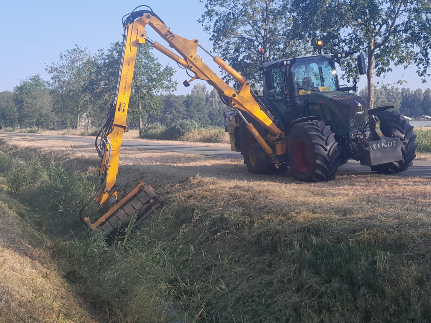 Trekker met herder en klepelmaaier